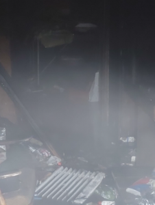 Policisté v Plzni pomohli zachránit ženu a psa z hořícího domu