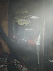 Policisté v Plzni pomohli zachránit ženu a psa z hořícího domu