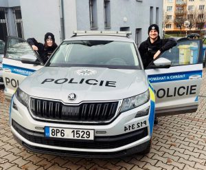 Policisté v Plzni pomohli zachránit ženu a psa z hořícího domu