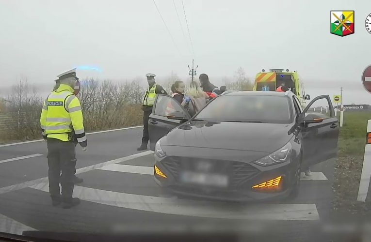 Pomoc těhotné ženě na dálnici