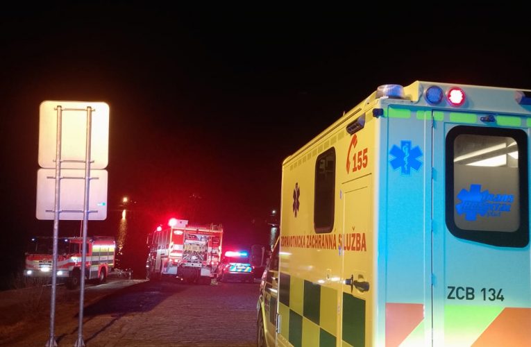 S vozidlem sjel do Lipna