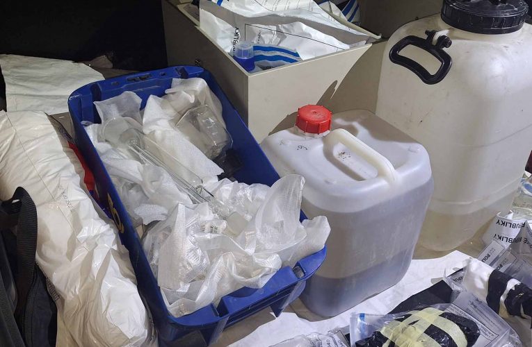 Cizinec vyráběl, jeho partnerka především prodávala