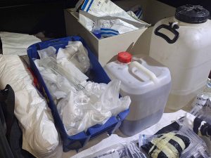 Cizinec vyráběl, jeho partnerka především prodávala