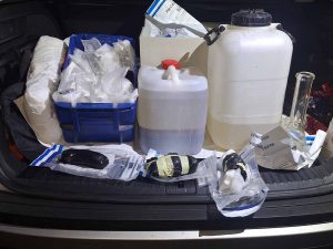 Cizinec vyráběl, jeho partnerka především prodávala