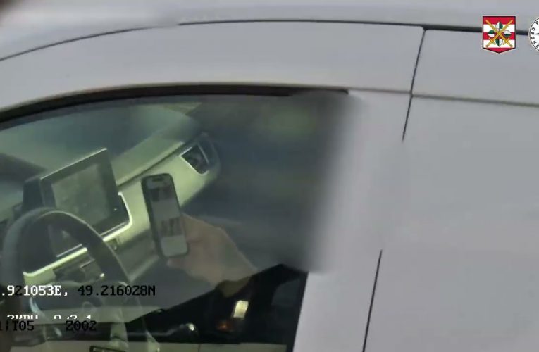 Místo provozu sledovali telefon