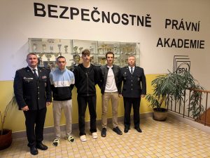 Podali první pomoc napadenému a pomohli objasnit trestný čin