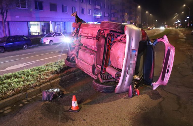 Převrátila auto na střechu