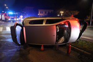 Převrátila auto na střechu