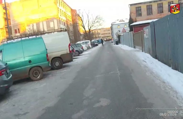 Mladík se měl po Náchodě pohybovat s dlouhou airsoftovou zbraní