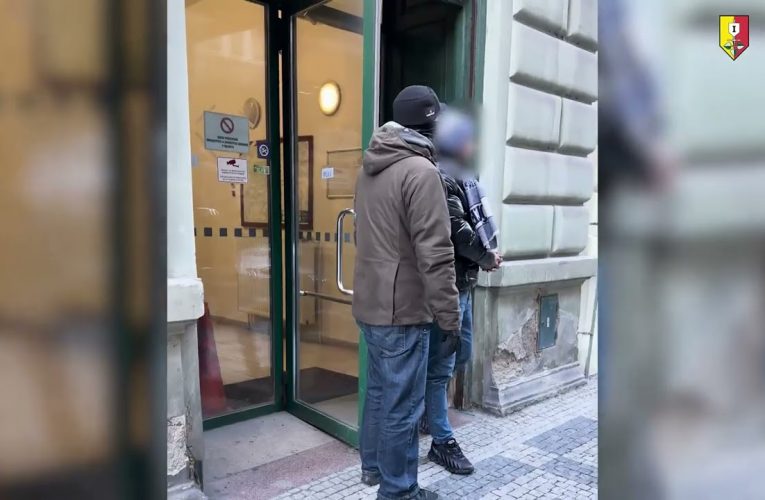 Nad „ruličkáři“ spadla klec