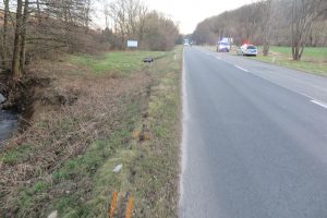 Řidič vozidla Škoda Octavia odjel po střetu s motocyklem od nehody