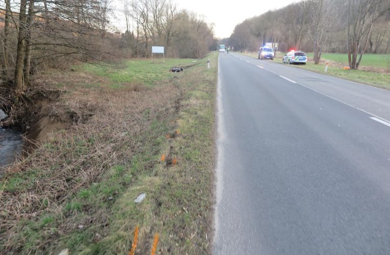 Řidič vozidla Škoda Octavia odjel po střetu s motocyklem od nehody