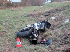 Řidič vozidla Škoda Octavia odjel po střetu s motocyklem od nehody